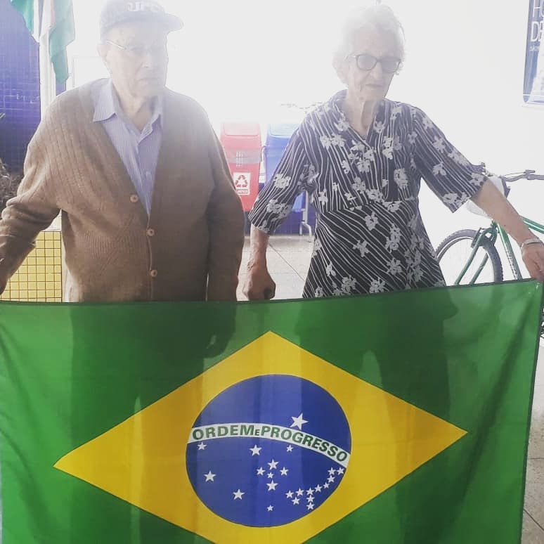 Casal votando junto em Criciúma. Ambos tem 91 anos e exerceram seu direto de voto. 